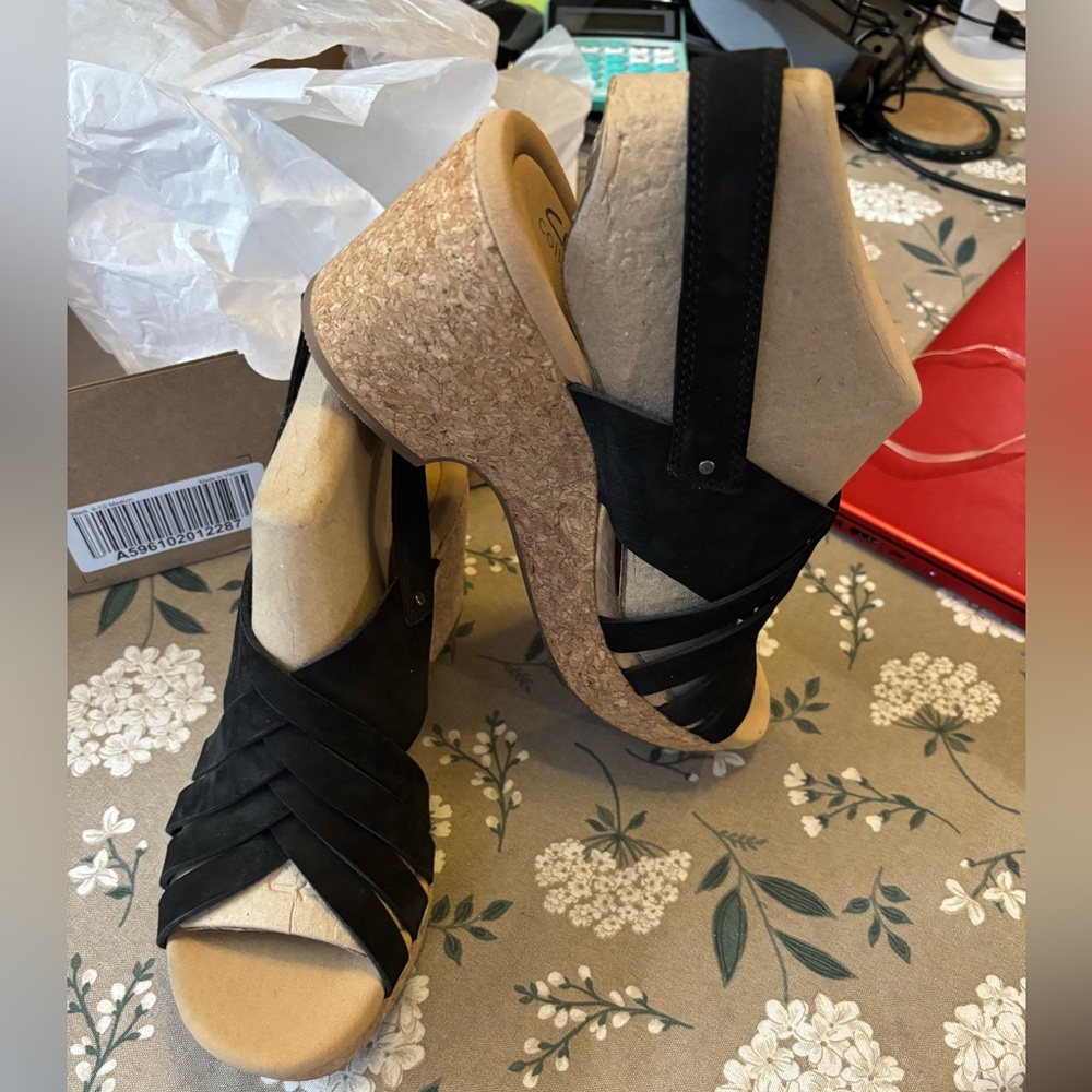 Clark’s Black Felt Platform Sandals. NIB 9.5 medium.